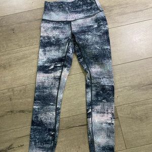 EUC condition Lululemon leggings 7/8 length size 4